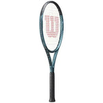 Close-up of the Wilson Ultra Team V4 teniss racket's frame, highlighting FORTYFIVE° Technology for increased stability and feel.