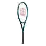 Close-up of the Wilson Blade 98 V9 teniss racket's string pattern and Clip & Go grommet system, showcasing its durability and stable feel.