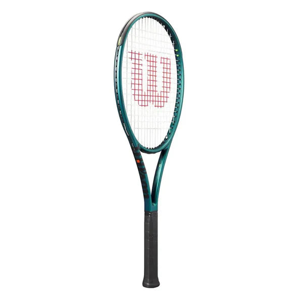 Close-up of the Wilson Blade 98 V9 teniss racket's string pattern and Clip & Go grommet system, showcasing its durability and stable feel.
