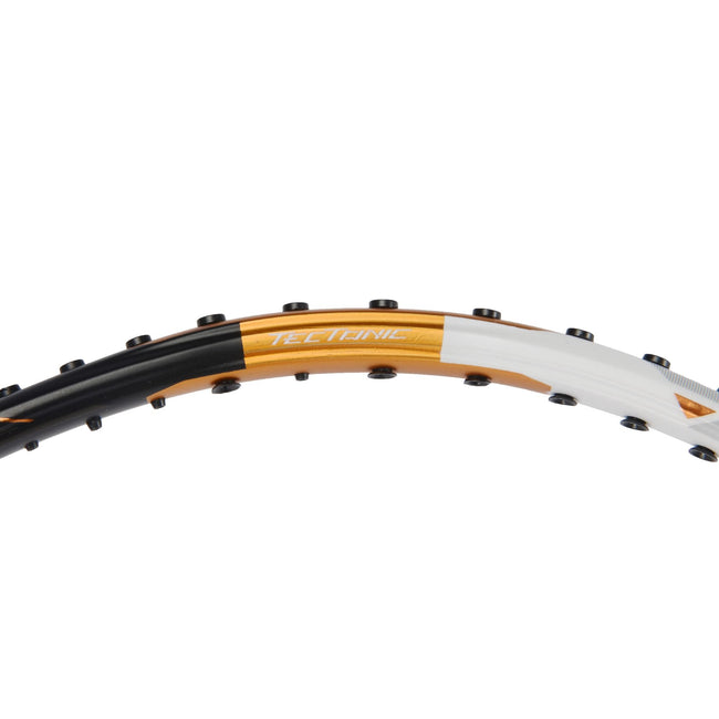 Alt Text: Graphic illustrating the 'Thunderbolt Cloud' Technology and its impact on racquet stability, a feature of racquets from probadminton.in.

