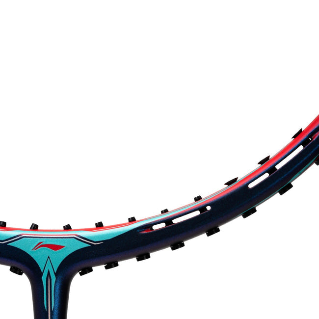 A detailed close-up shot of the Li-Ning Aeronaut 9000's grip, showing the texture and wrap. This image provides a clear view of the handle's ergonomic design and the G6 grip size, a key detail for players