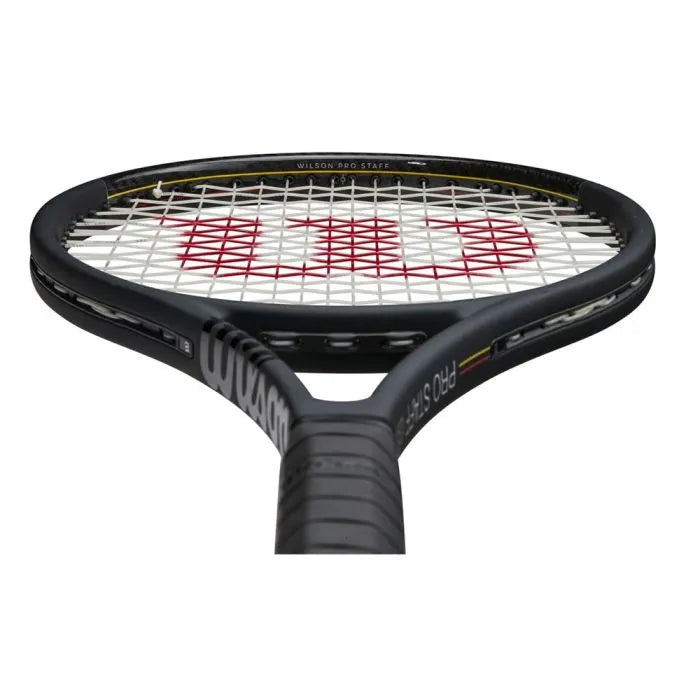 Alt Text: Close-up of the Wilson Pro Staff 97L V13 290g teniss racket's frame, showcasing the double braided fibers at 45-degree angles for superb ball pocketing