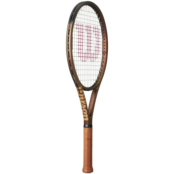 Alt Text: Close-up of the Wilson Pro Staff Team V14 teniss racket's strung head, showcasing its readiness for speed and spin.