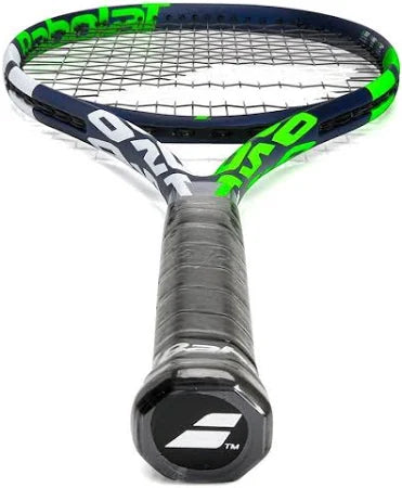 Front view of the Babolat Boost Drive (Babolat Boost Drive Tenis), highlighting its optimized head size for power and control balance, at probadminton.in.