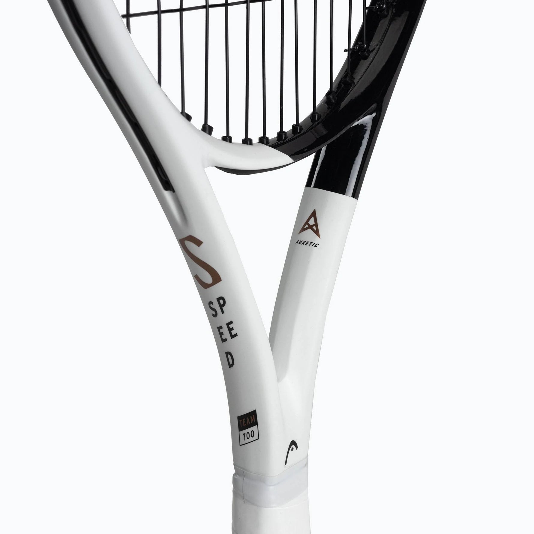 Close-up of the HEAD Speed Team L 2022 racquet strings, highlighting the 16x19 string pattern, designed for excellent spin and control. Get expert advice at ProBadminton.in.